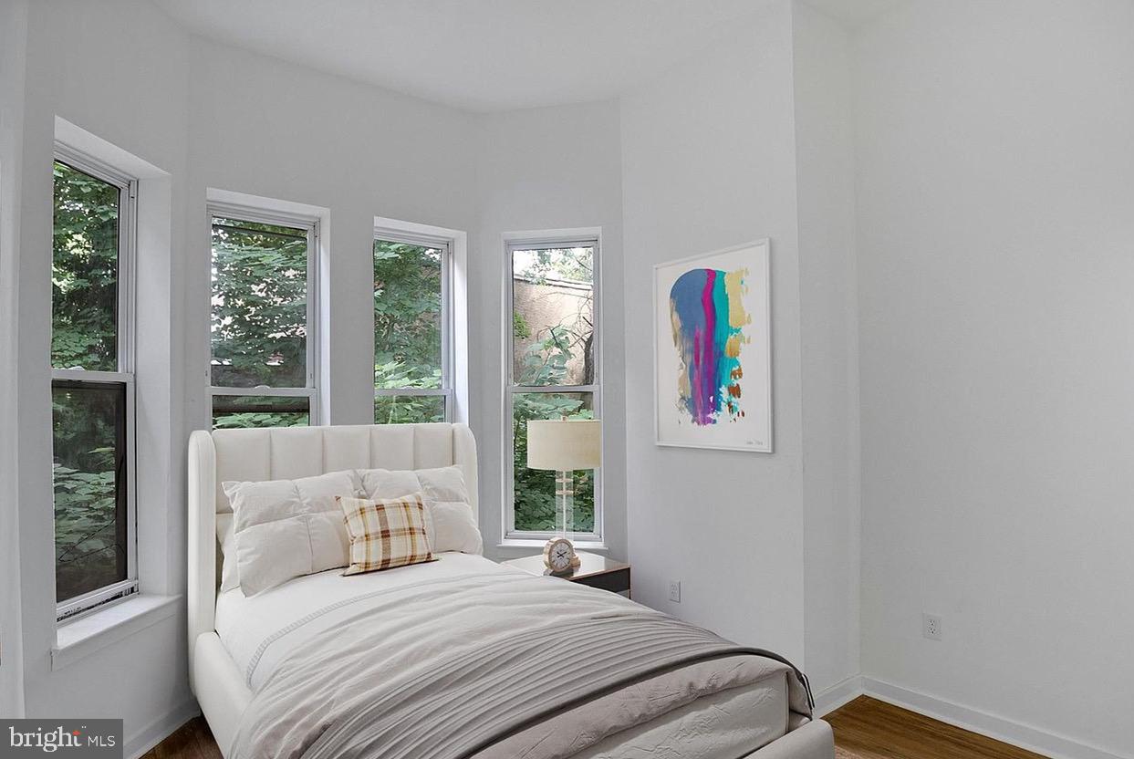 UNIVERSITY CITY - Commercial Sale