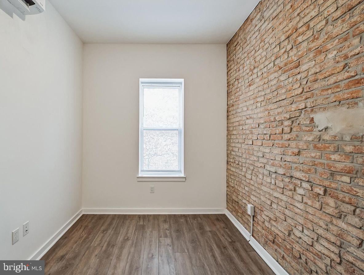 UNIVERSITY CITY - Commercial Sale