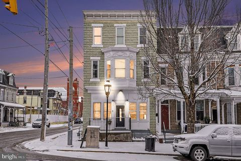 Photo of 669 W Princess Street, YORK, PA 17401 (MLS # PAYK2096164)