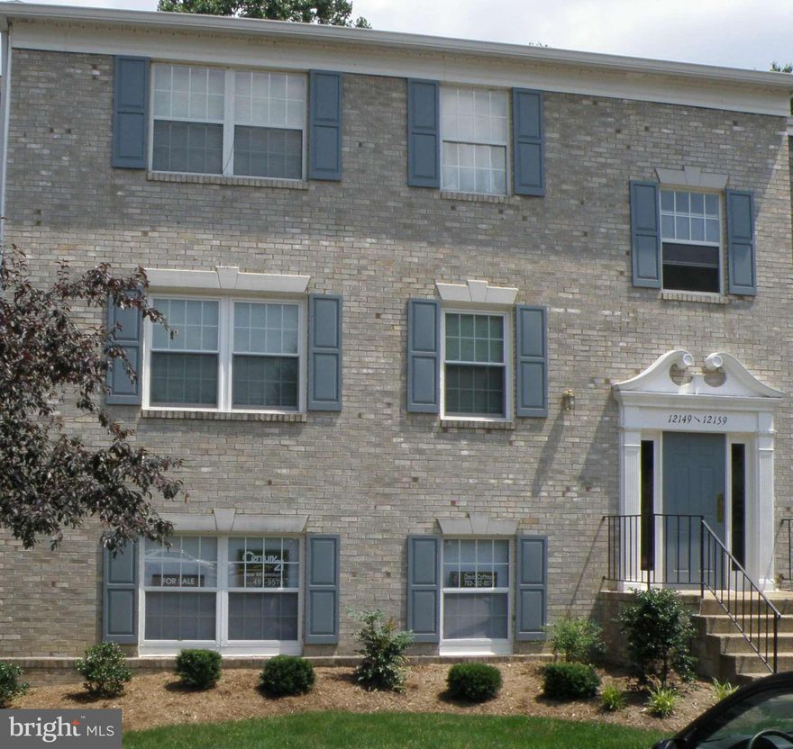 Neat as a pin. Clean open floor plan condo.Walk-out to Patio & Trees. Pergo flooring throughout. Dual closets in Master bedroom. Washer-Dryer, walk to pool and playground, Clubhouse in great Lakeridge community. Immaculate, move in ready. New HVAC, fresh paint and flooring. Motivated seller would like a quick settlement. Bring your offers.