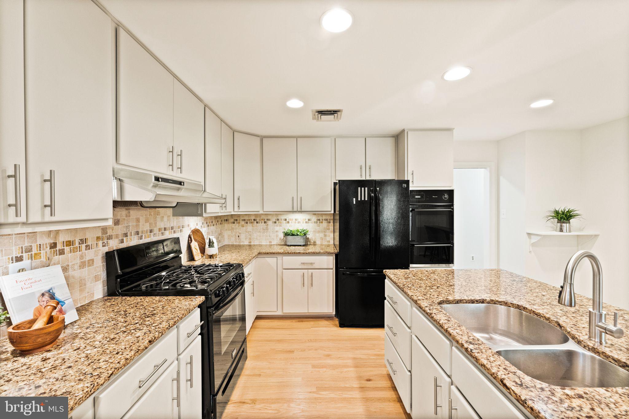 COUNTRY CLUB ESTATES - Residential