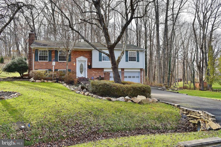 Charming home at end of cul-de-sac in Warrenton Lakes subdivision.  Move in Ready! Open living room, family room and kitchen with lots of light.  3 bedrooms and 2 baths upstairs.  Lovely den area with fireplace downstairs, laundry room and   bath.  Full 2 car garage with lots of storage space.  Home has rear sunroom and deck for relaxing and entertaining. Recently updated kitchen and bath on main level.  Newer flooring.  Attic is very well insulated and electric bill is low compared to others.  Heat pump is a two stage extra efficient model.  Location can t be beat in this sought-after neighborhood on the DC side of Warrenton with very low annual HOA. Home is close to shopping, restaurants, medical facilities and lovely Main Street. A must see!