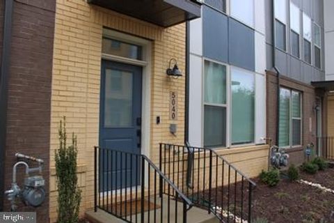 Photo of 5040 Oakmoore Drive, ROCKVILLE, MD 20852 (MLS # MDMC2215620)