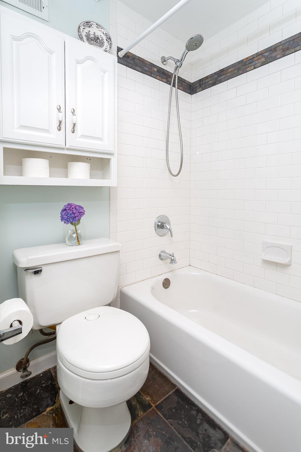 FIVE OAKS PLACE - Residential Lease