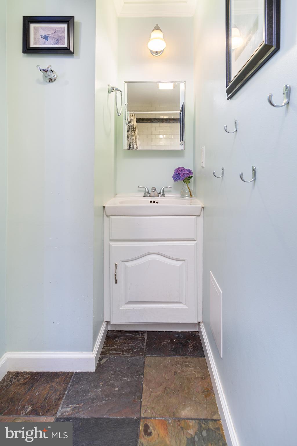 FIVE OAKS PLACE - Residential Lease