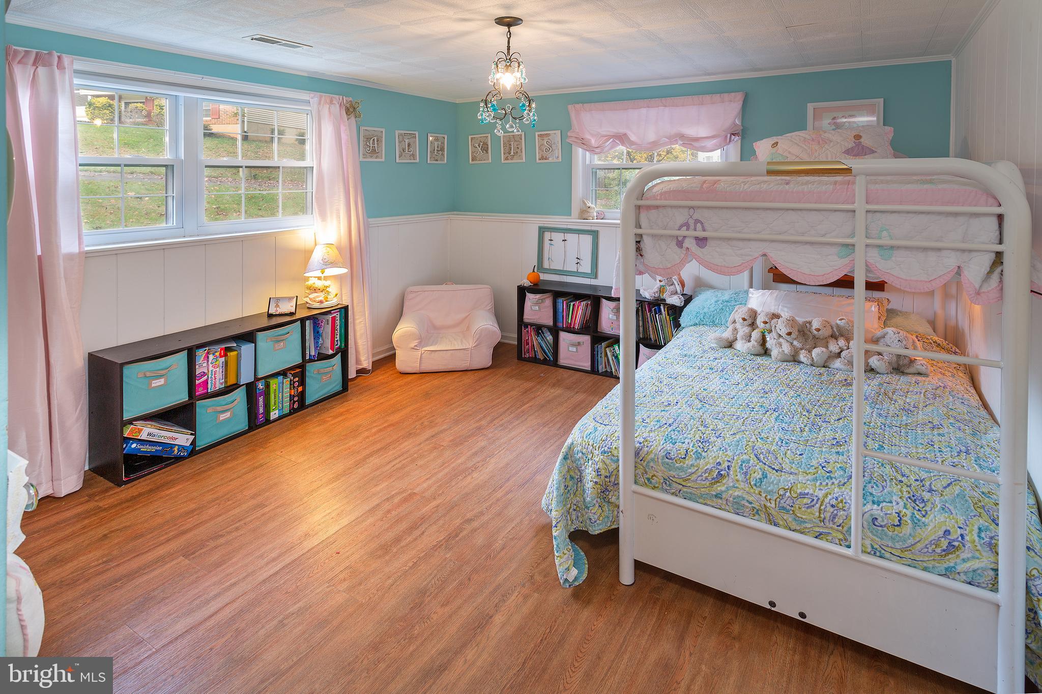 FIVE OAKS PLACE - Residential Lease