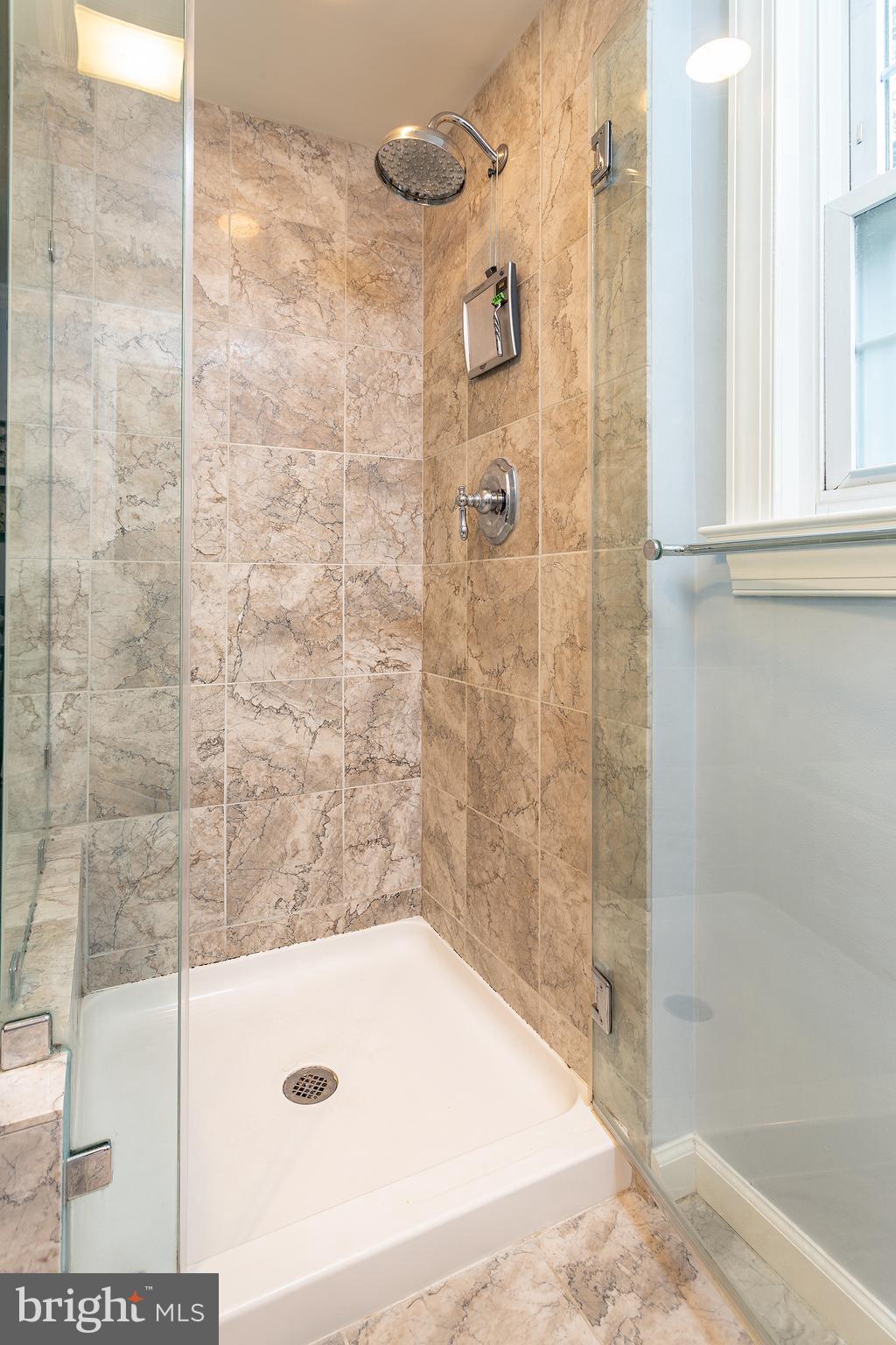 FIVE OAKS PLACE - Residential Lease