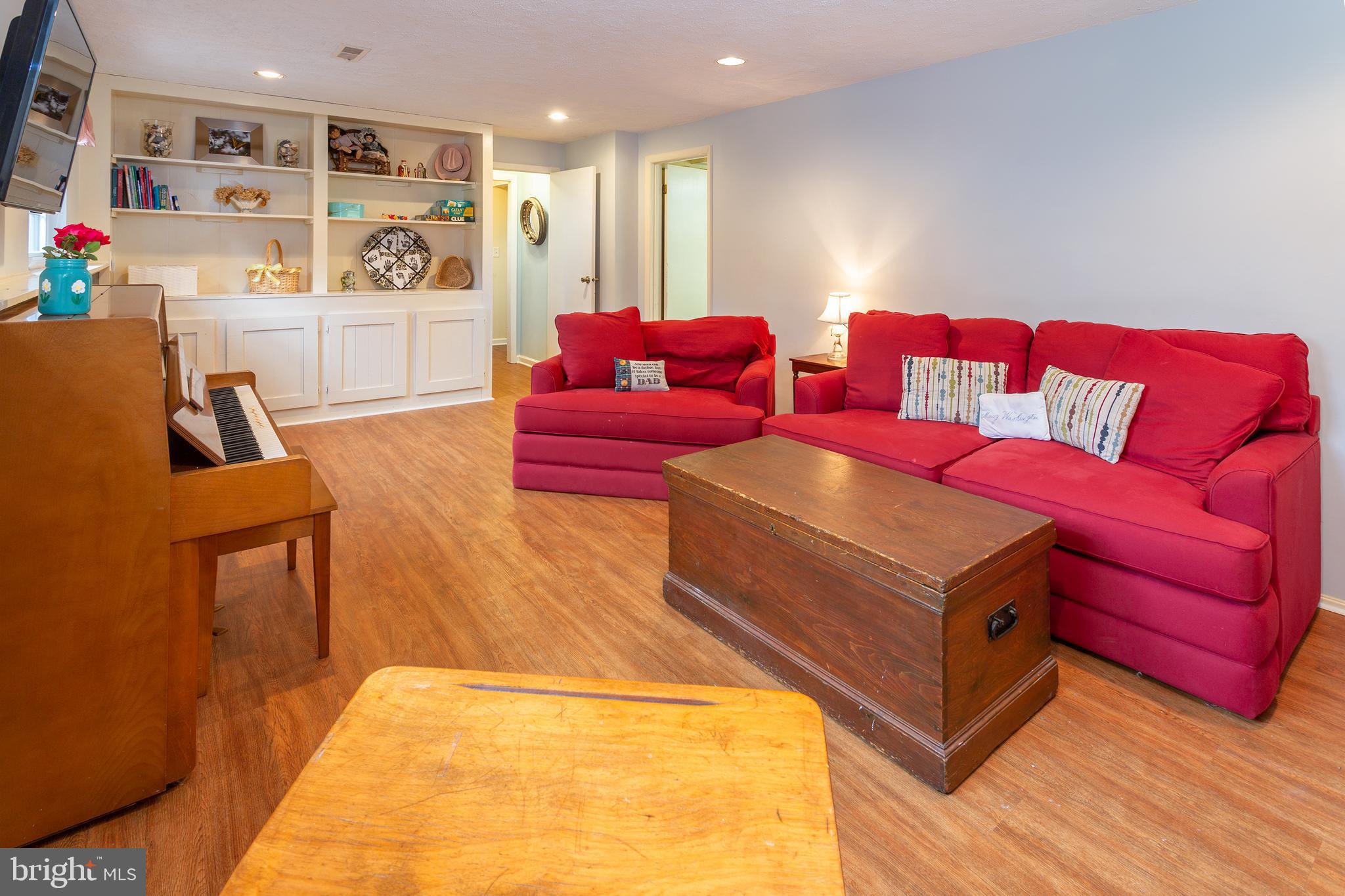 FIVE OAKS PLACE - Residential Lease