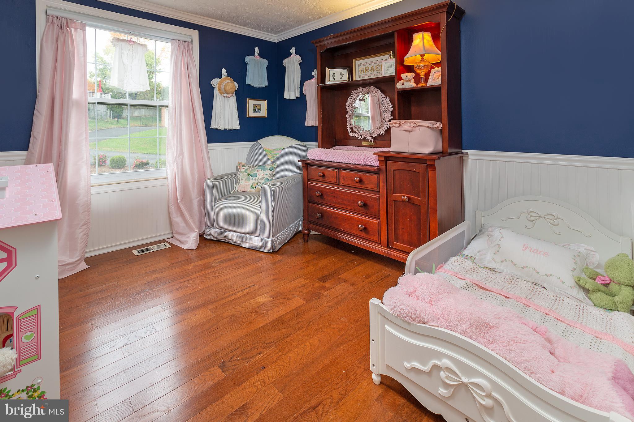 FIVE OAKS PLACE - Residential Lease