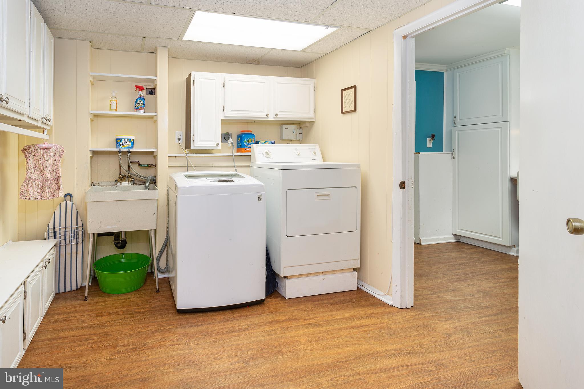 FIVE OAKS PLACE - Residential Lease