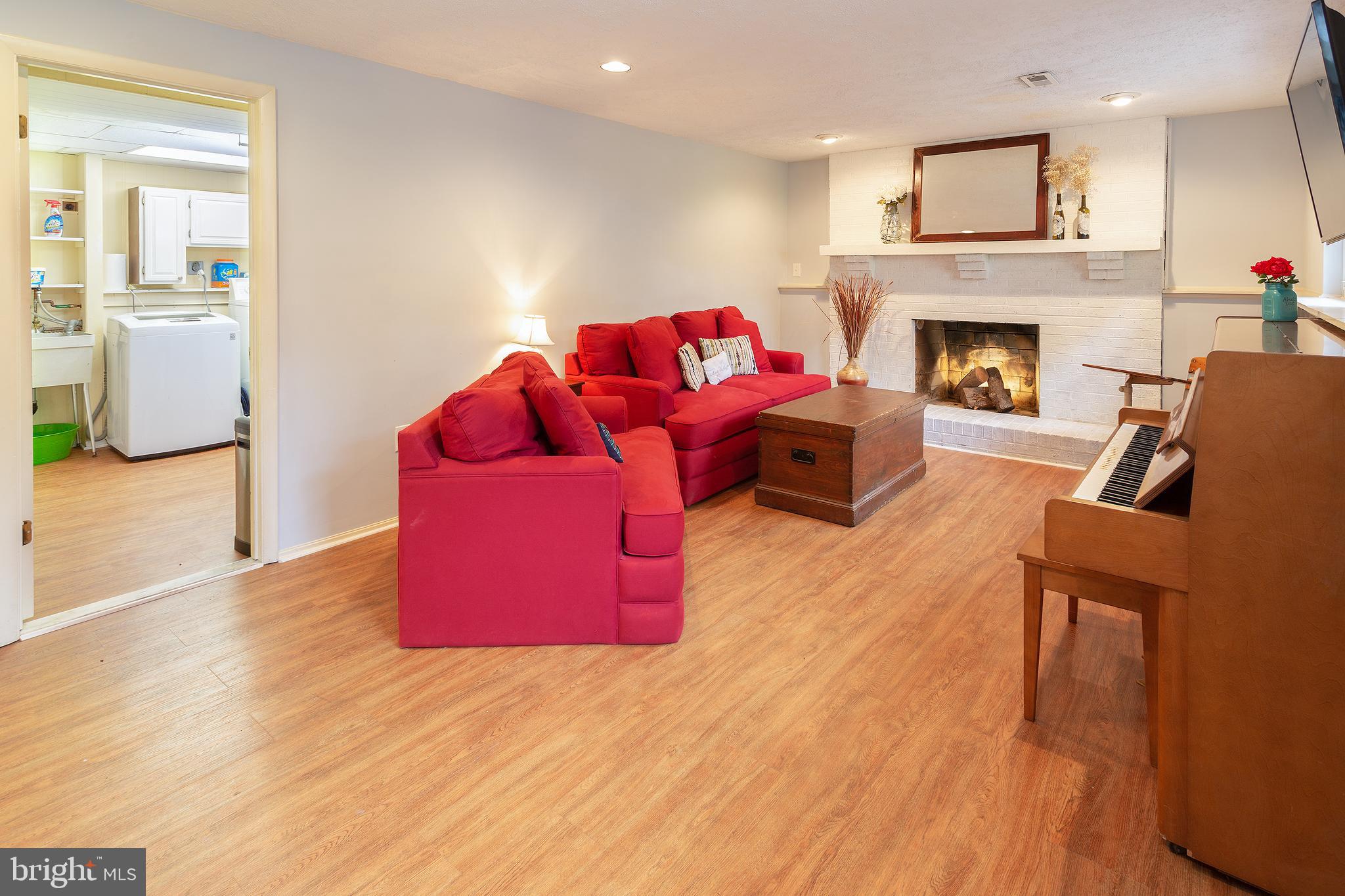 FIVE OAKS PLACE - Residential Lease