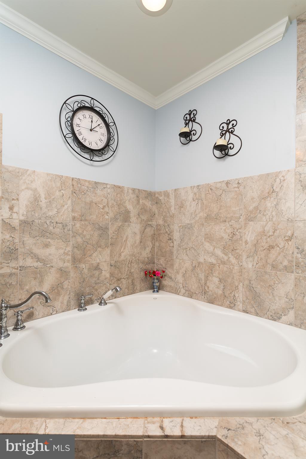 FIVE OAKS PLACE - Residential Lease