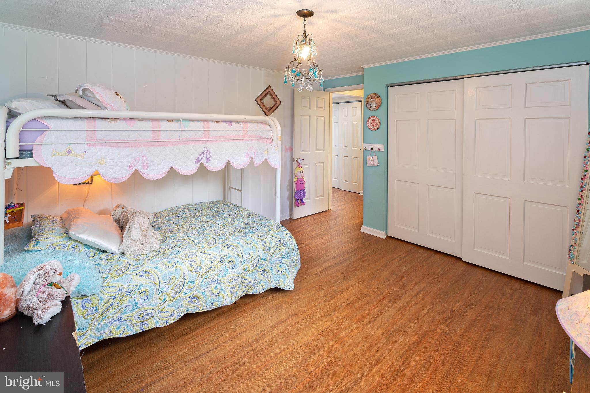 FIVE OAKS PLACE - Residential Lease