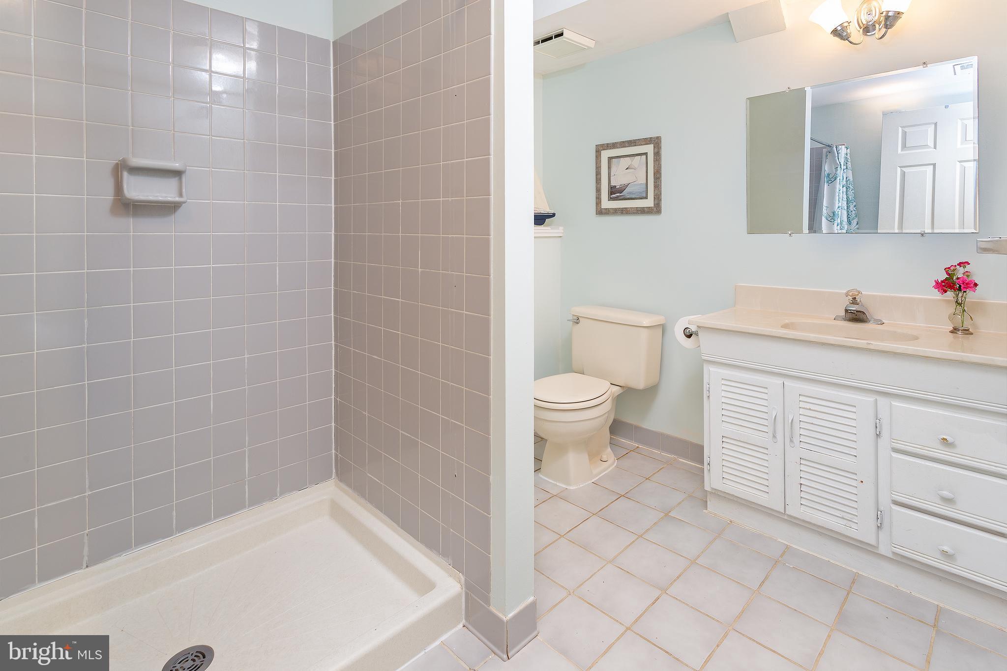 FIVE OAKS PLACE - Residential Lease