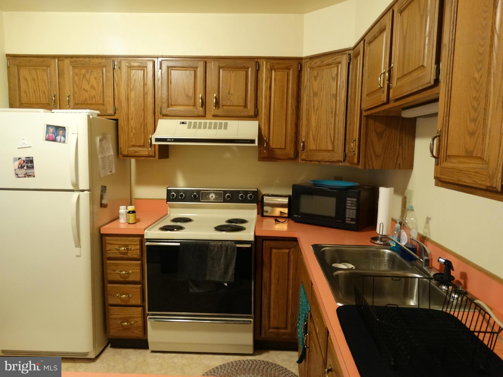 POTOMAC MANOR CONDOMINIUM - Residential Lease