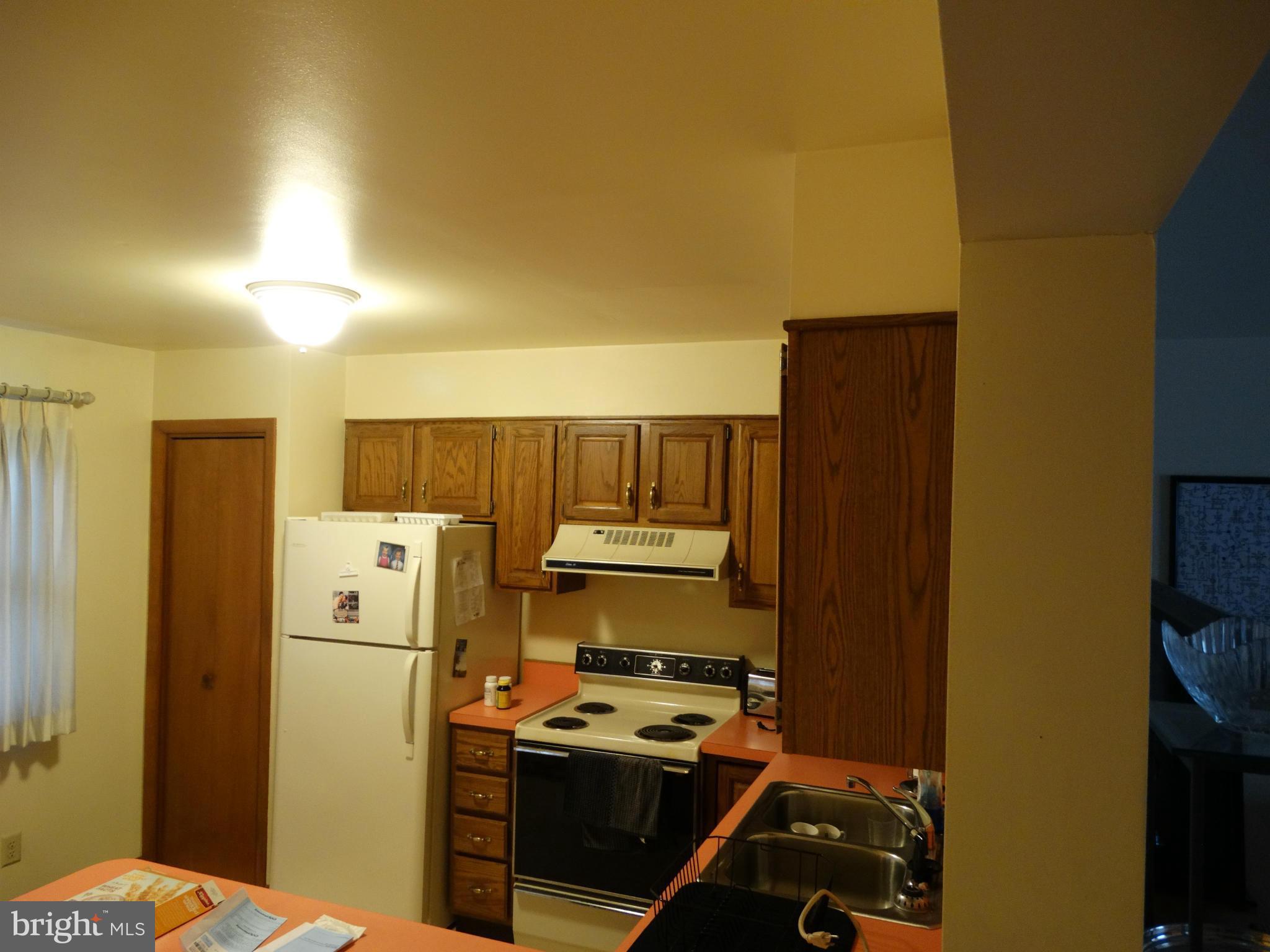 POTOMAC MANOR CONDOMINIUM - Residential Lease