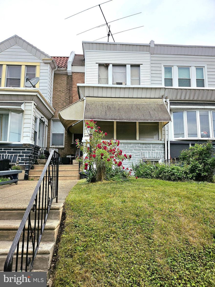 Dont miss this opportunity to turn this home into the one of your dreams. This is the perfecf opportunity to own your own canvas. This home needs minor cosmetic renovations and has lots of potential.