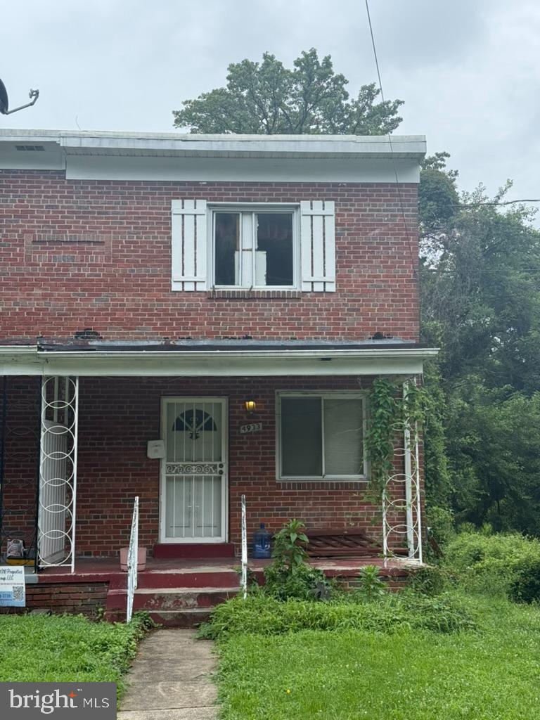 Investor Alert. 2 bed 1 bath semi detached house. Needs some TLC but potential is there. Driveway for off street parking. Conveniently located in the Town of Hyattsville just steps from the D.C. line.
