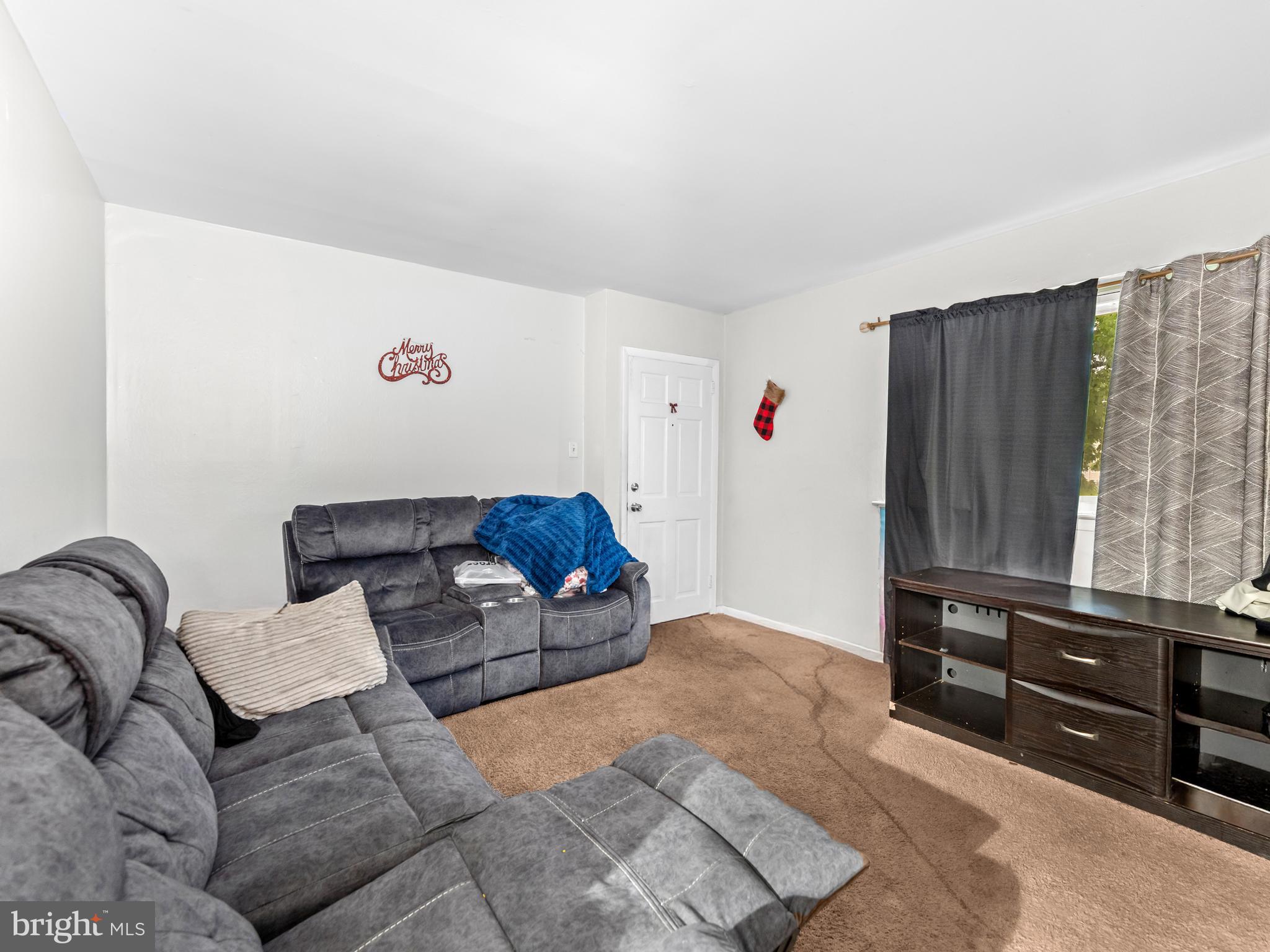 818 W EVESHAM ROAD