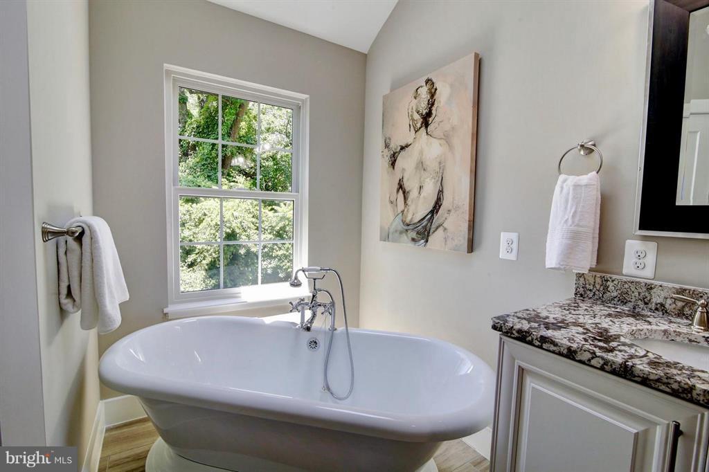 FAIRFAX ACRES - Residential Lease