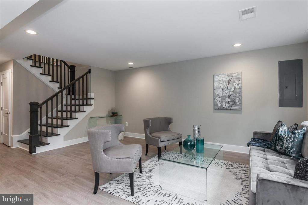 FAIRFAX ACRES - Residential Lease