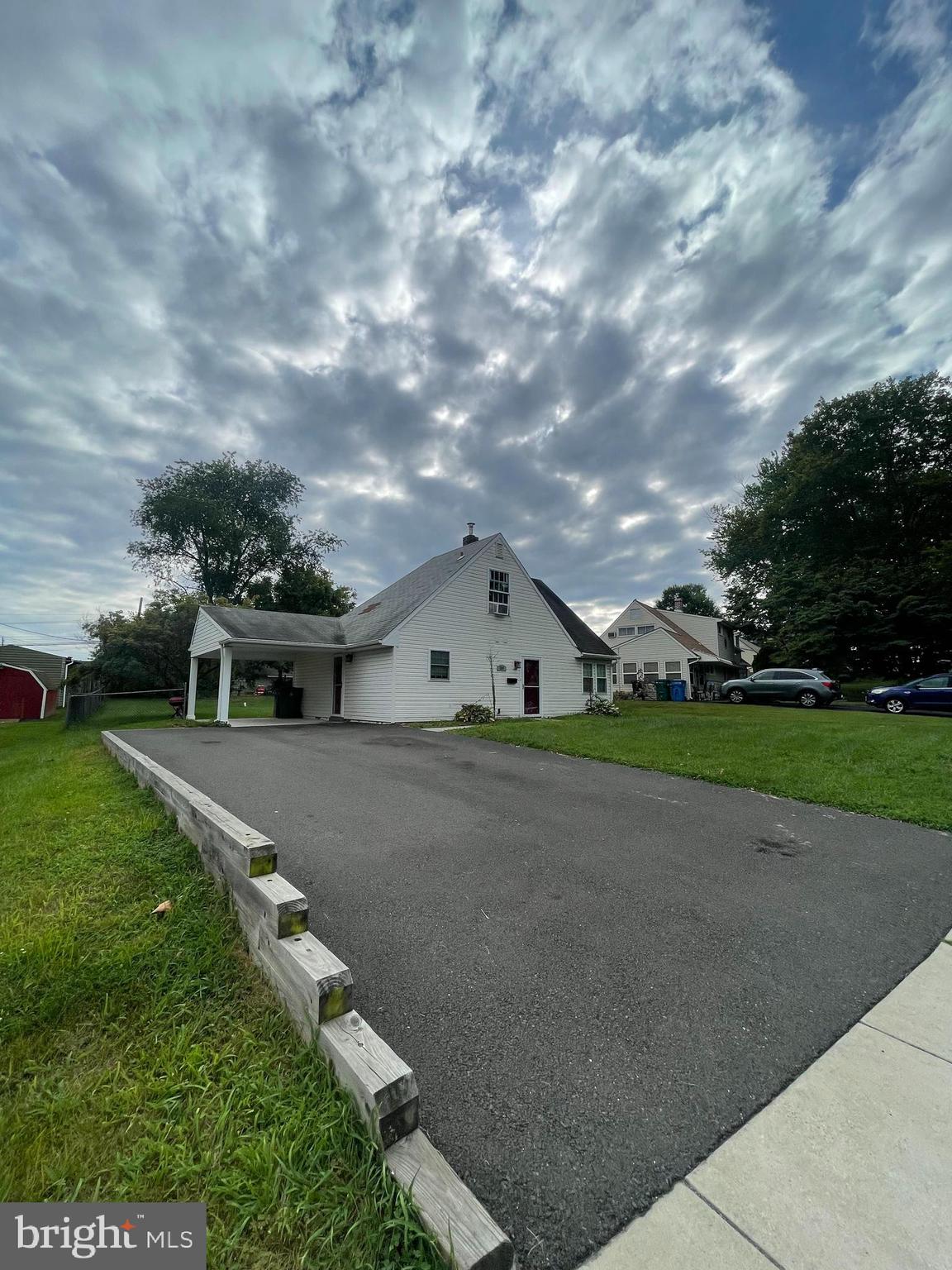 This 4-bedroom, 1-bath home in Holly Hill, Levittown is full of charm and potential. With a spacious and cozy layout, tons of natural light, and a driveway that fits up to 6 cars, it’s perfect for buyers who want space both inside and out. Ideal for first-time homeowners or investors looking to add value in a great location. Sold as is. Reach out today schedule a showing before it's too late!