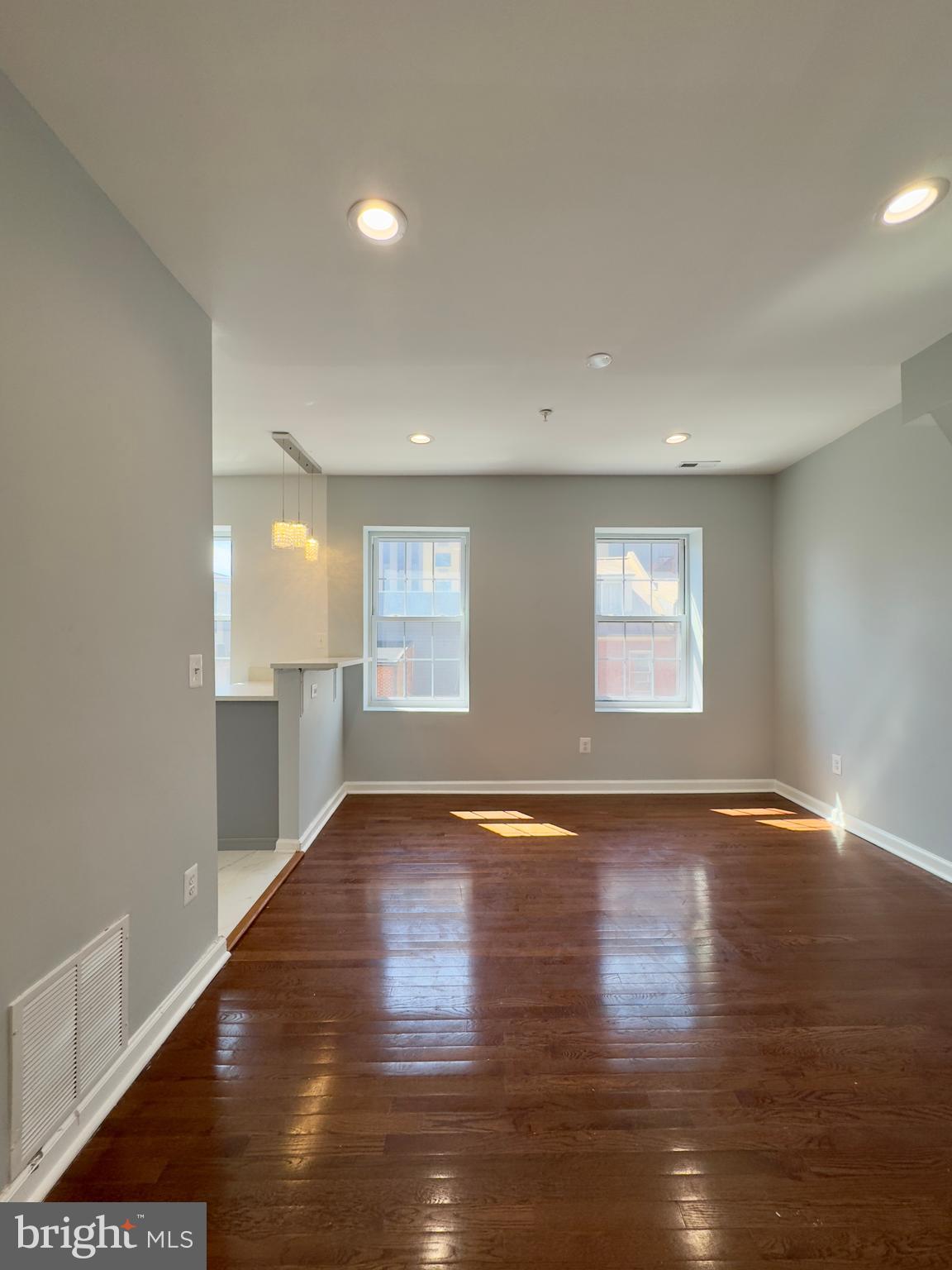DOWNTOWN - Residential Lease