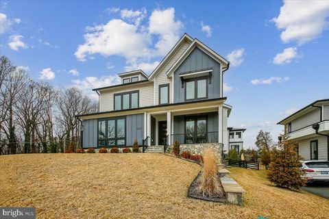 Photo of 4055 Thornton St, ANNANDALE, VA 22003 (MLS # VAFX2291968)