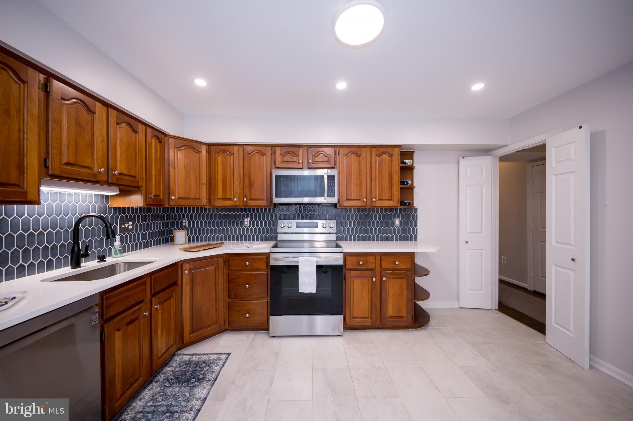 OAK MOORE SQUARE CONDOMINIUMS - Residential