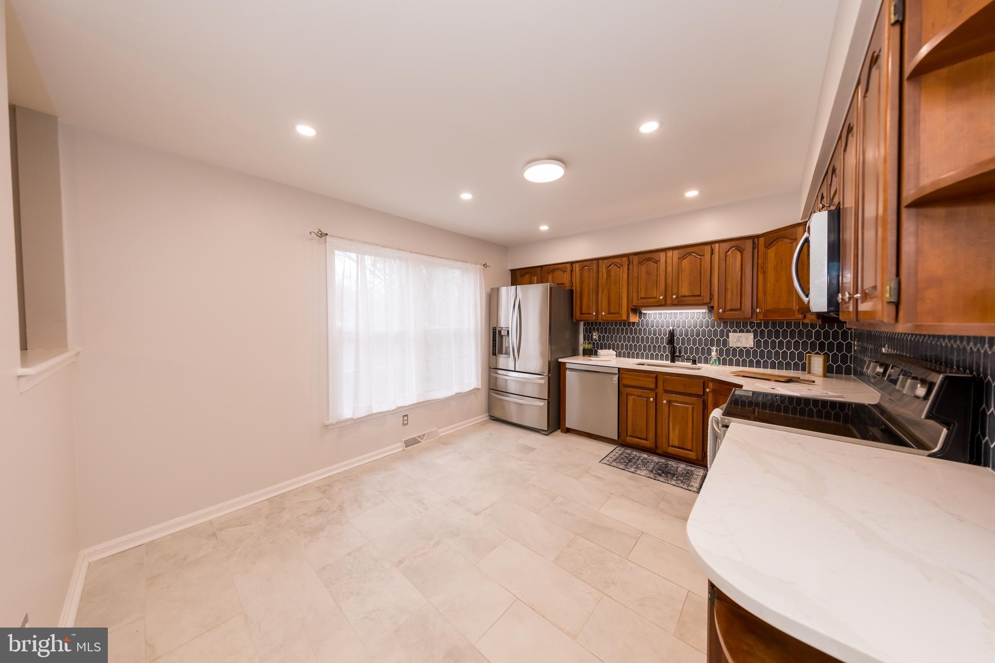 OAK MOORE SQUARE CONDOMINIUMS - Residential