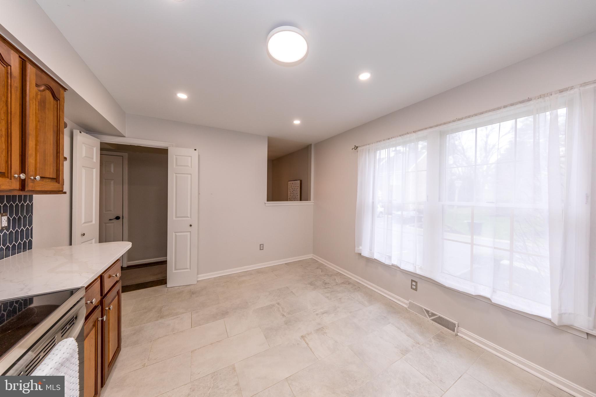 OAK MOORE SQUARE CONDOMINIUMS - Residential