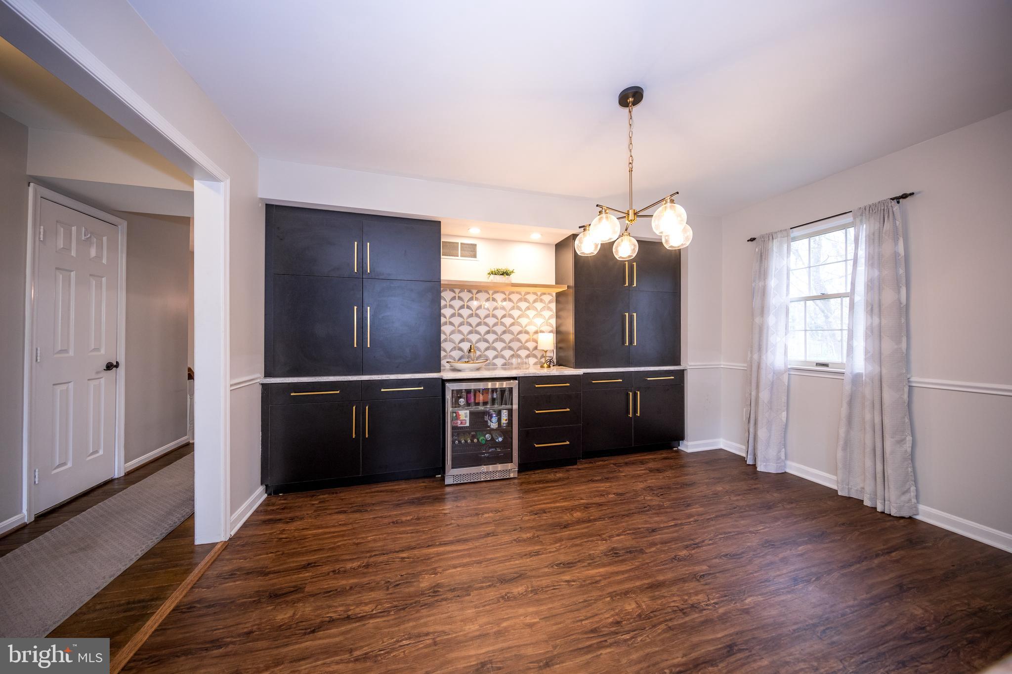 OAK MOORE SQUARE CONDOMINIUMS - Residential