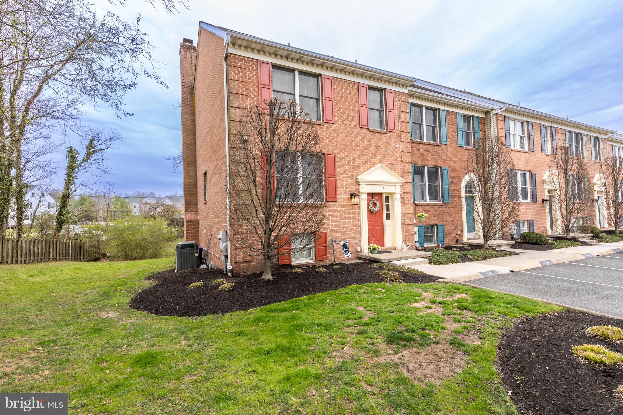 OAK MOORE SQUARE CONDOMINIUMS - Residential