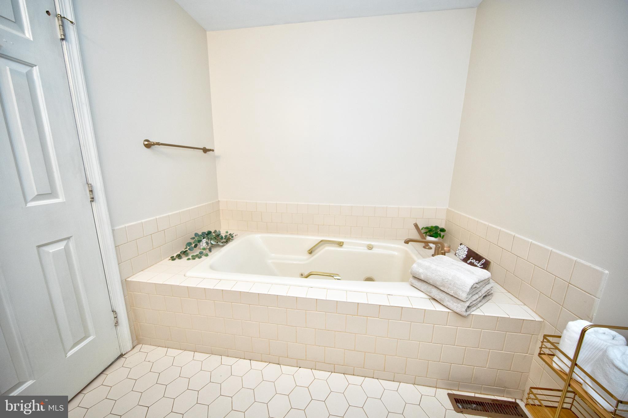 OAK MOORE SQUARE CONDOMINIUMS - Residential