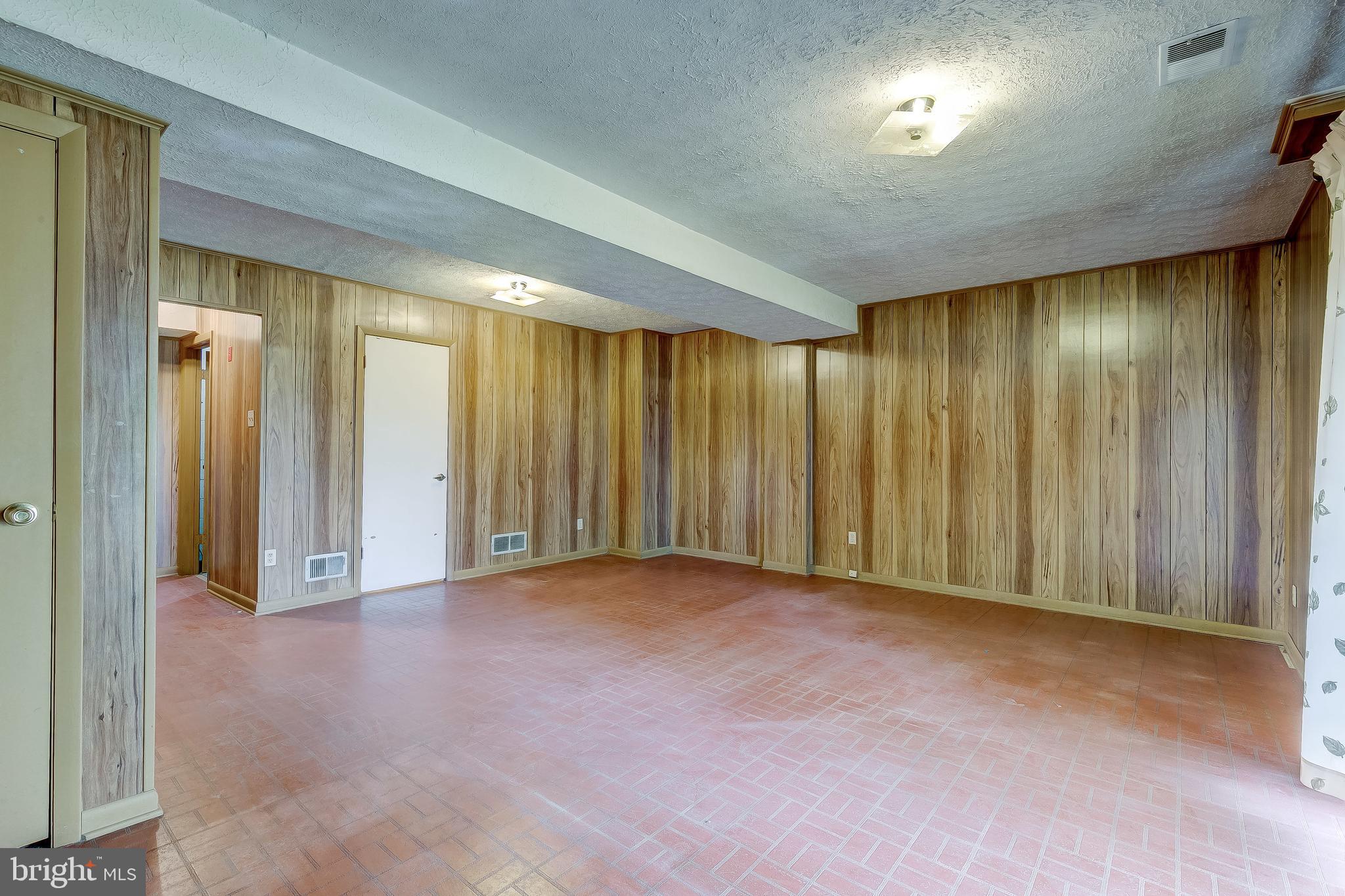 SEVEN COURTS - Residential