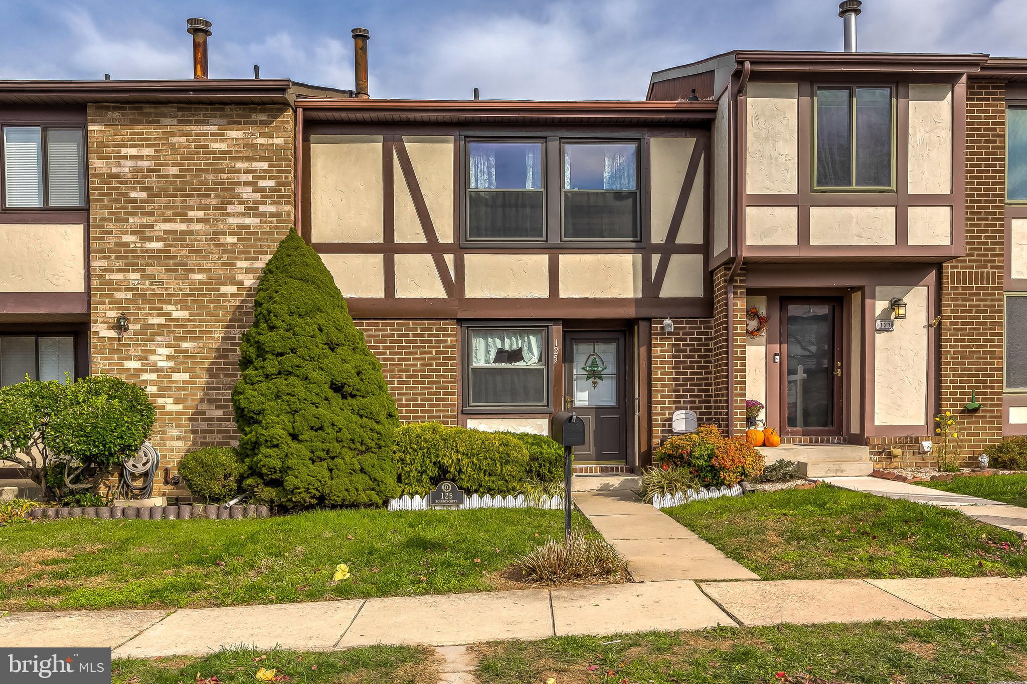 SEVEN COURTS - Residential