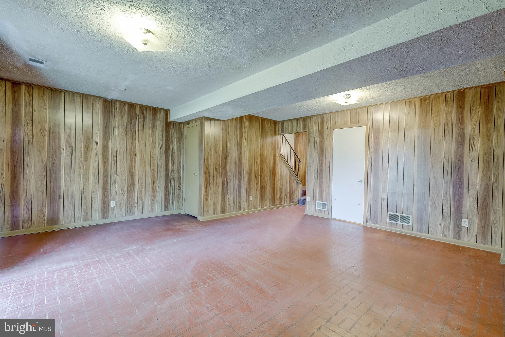 SEVEN COURTS - Residential