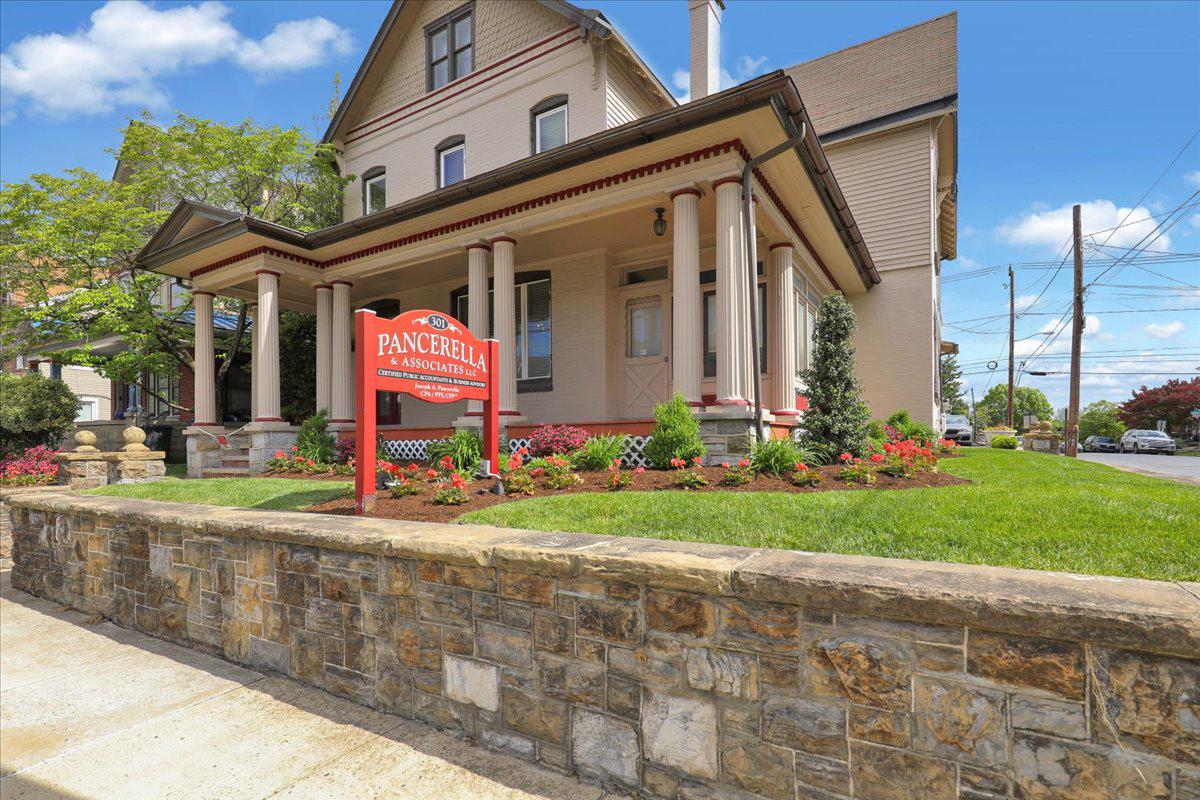 301 W LANCASTER AVENUE