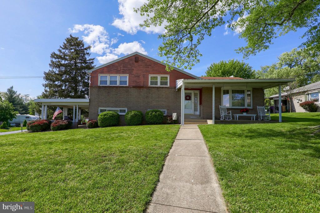 Photo of 405 MAPLE ST, COLUMBIA, PA 17512 (MLS # PALA2034686)