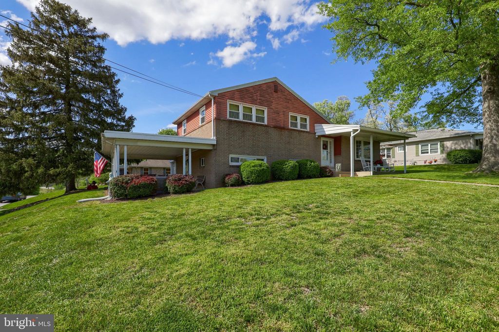 Photo of 405 MAPLE ST, COLUMBIA, PA 17512 (MLS # PALA2034686)