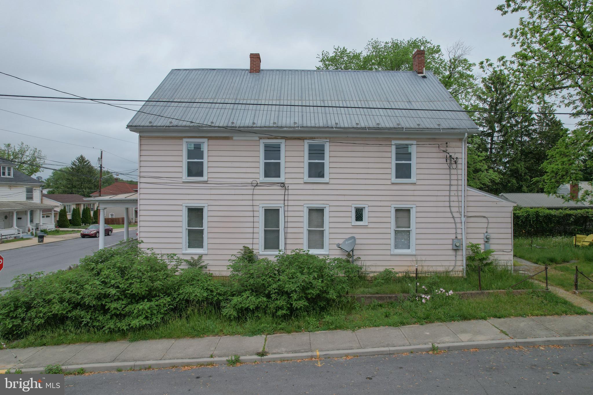 Main image without alt text