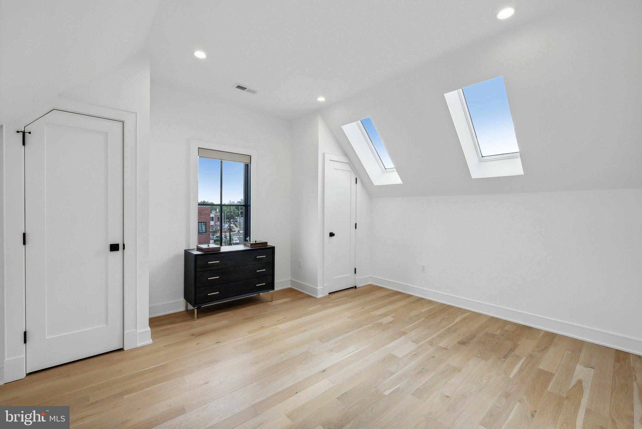 LYON VILLAGE - Residential