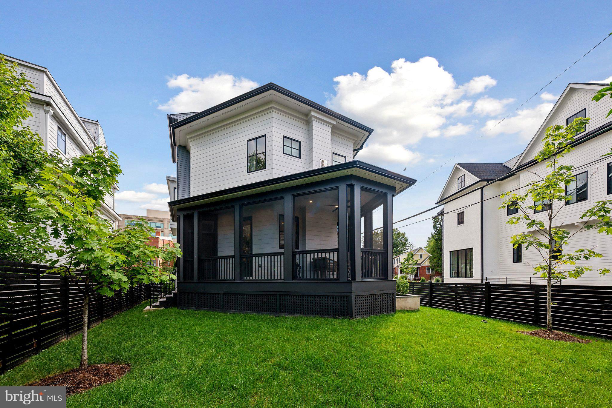 LYON VILLAGE - Residential