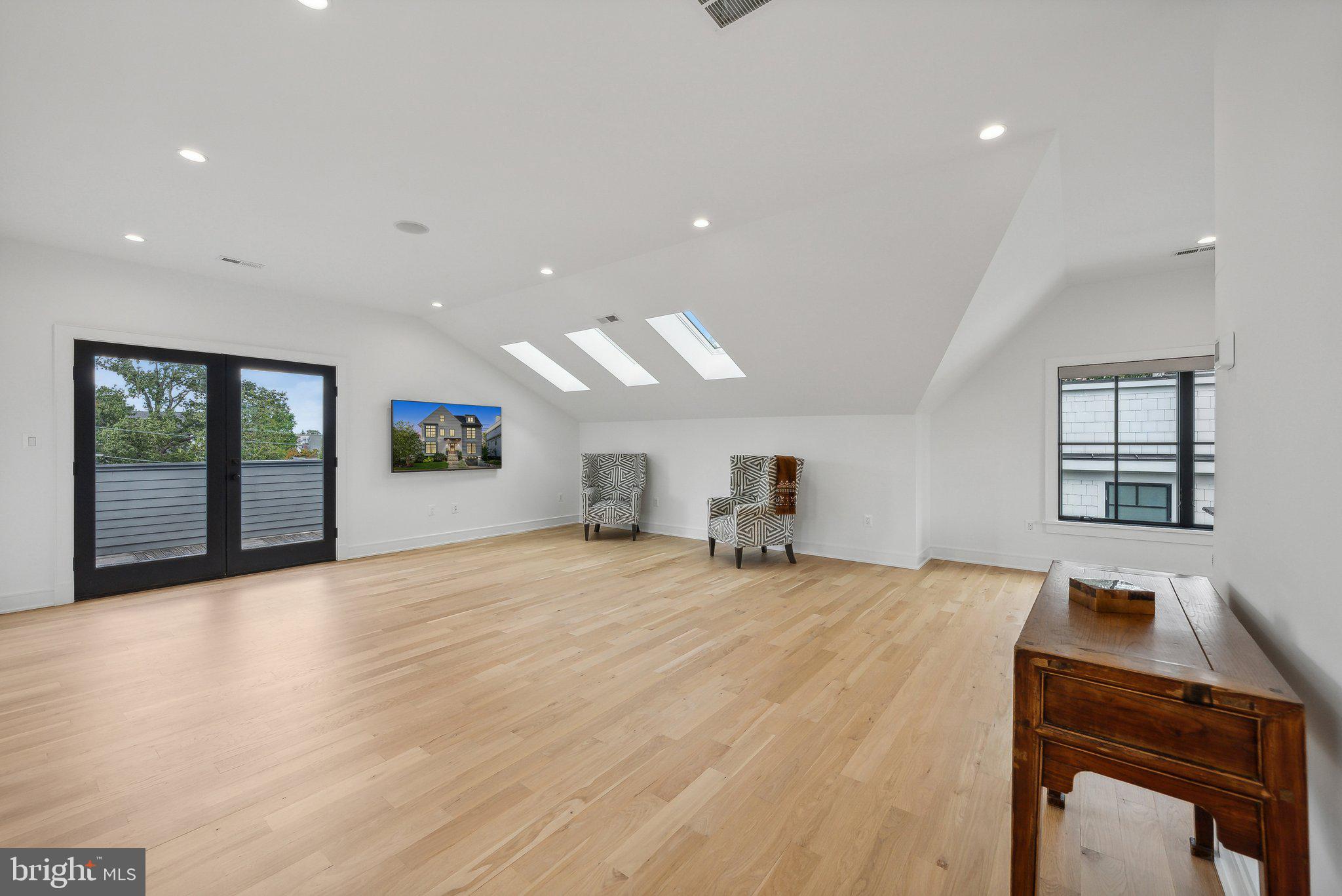 LYON VILLAGE - Residential