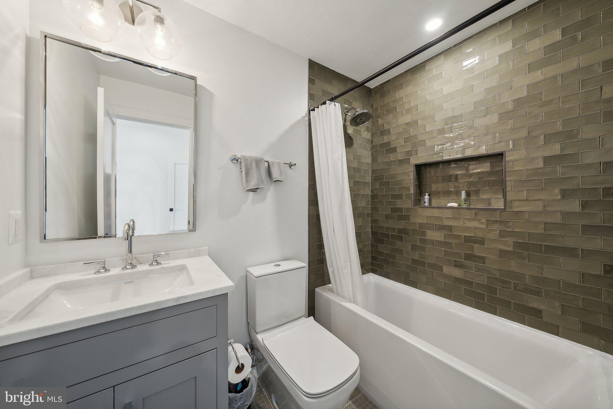 LYON VILLAGE - Residential