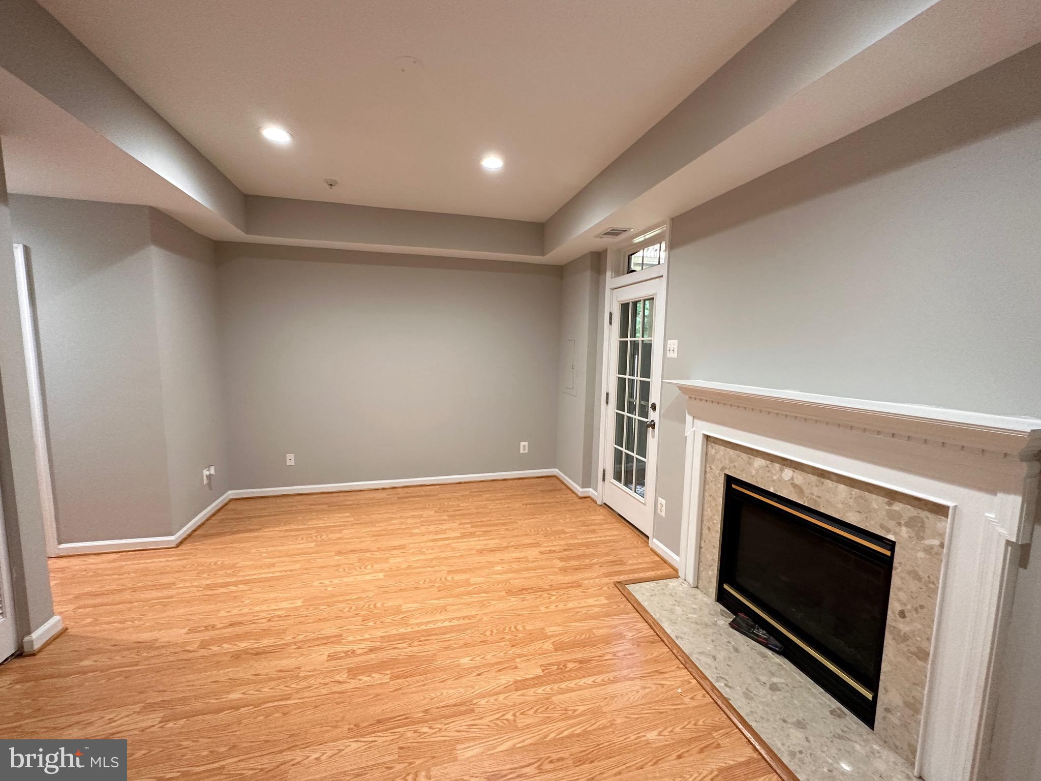 GLEN OAKS CONDOMINIUM - Residential Lease