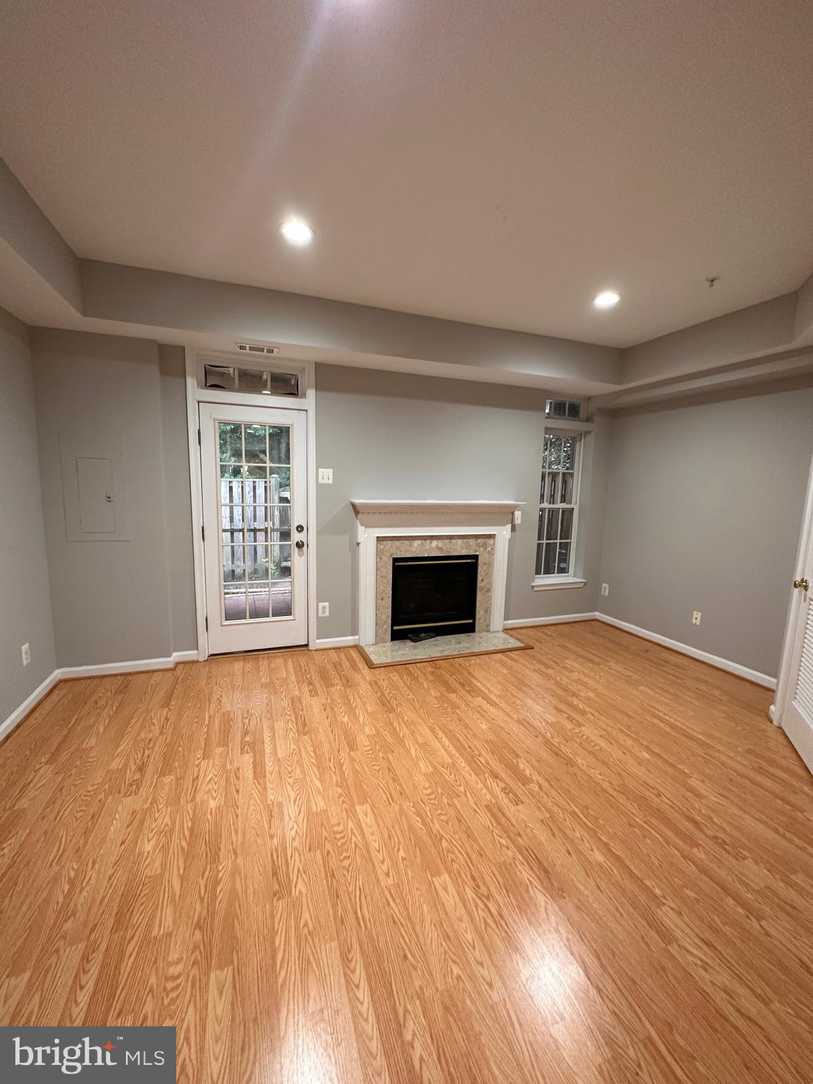 GLEN OAKS CONDOMINIUM - Residential Lease