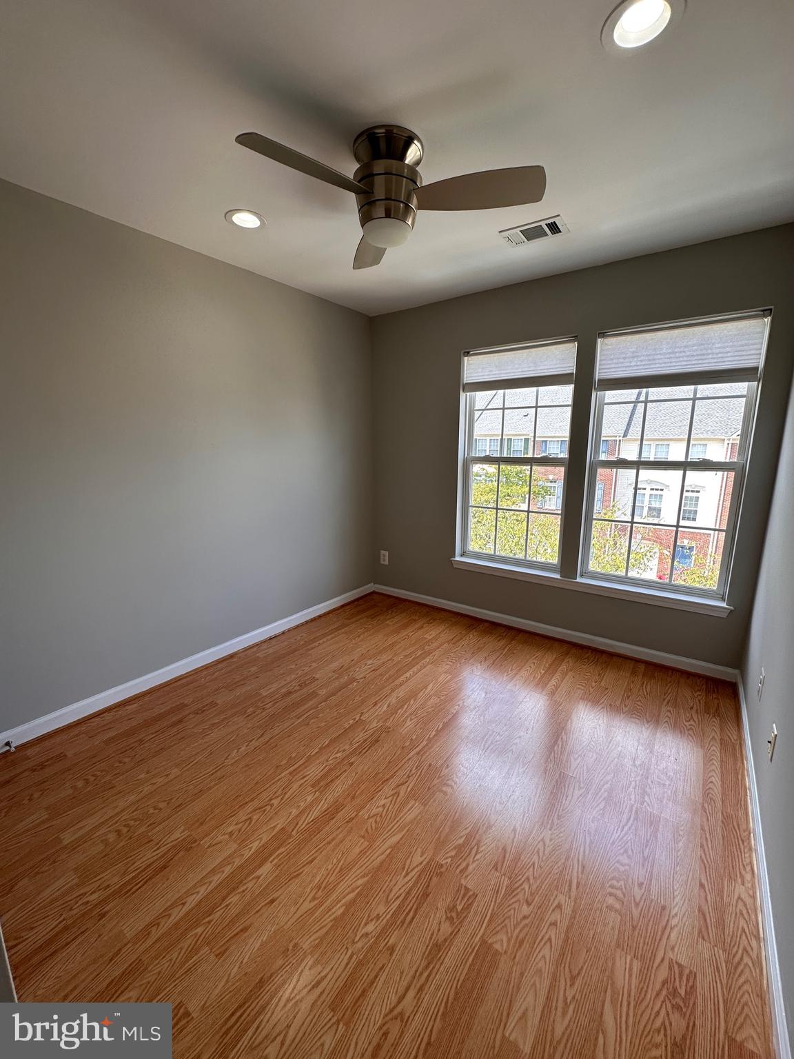 GLEN OAKS CONDOMINIUM - Residential Lease