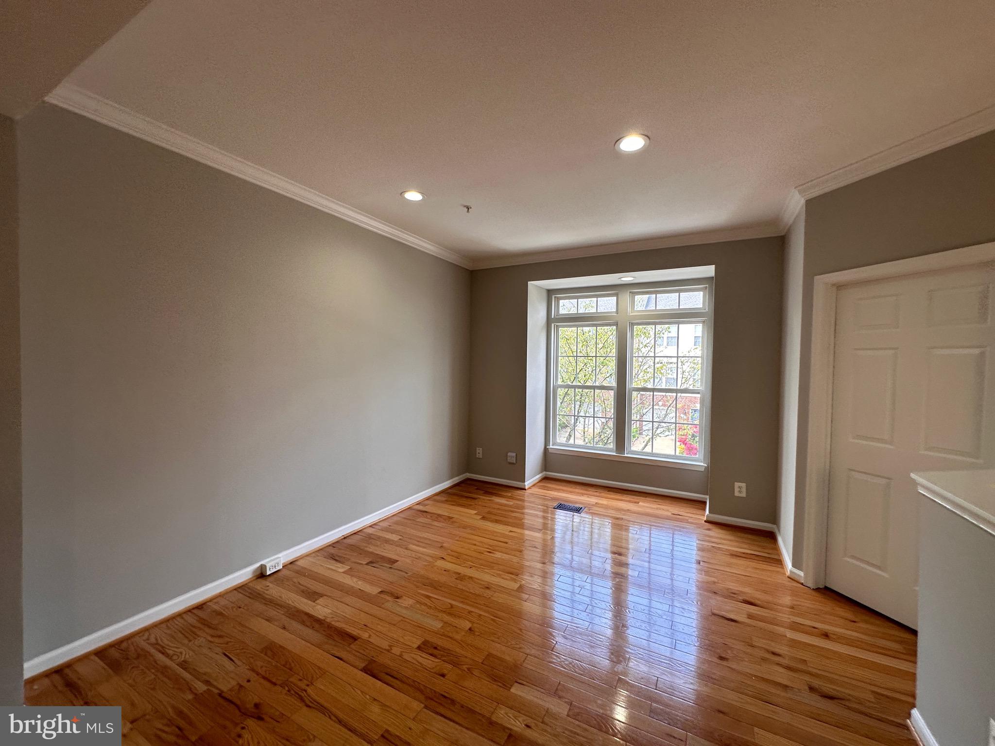 GLEN OAKS CONDOMINIUM - Residential Lease