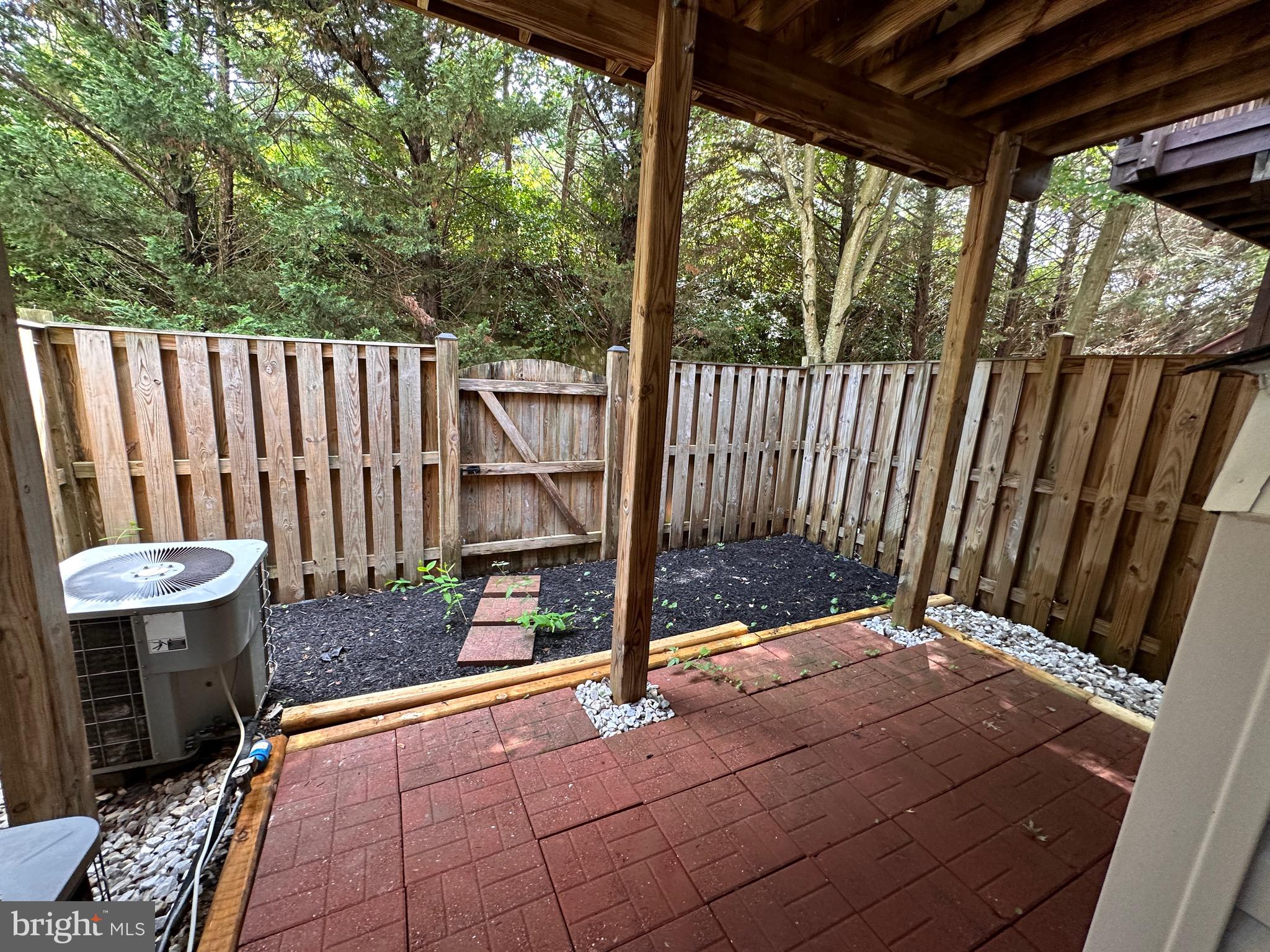 GLEN OAKS CONDOMINIUM - Residential Lease